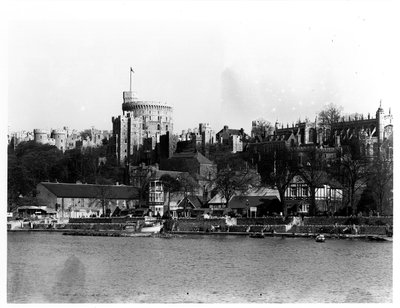 Veduta del Castello di Windsor, attraverso il fiume Tamigi da English Photographer